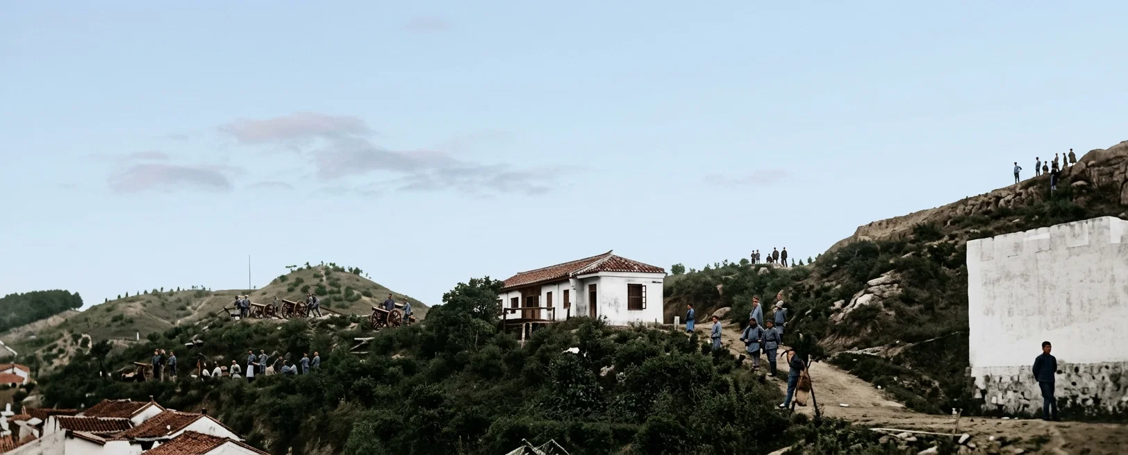 Revolutionists assembling their cannon on Serpent Hill, Wuchang (Photo by F. E. Stafford)