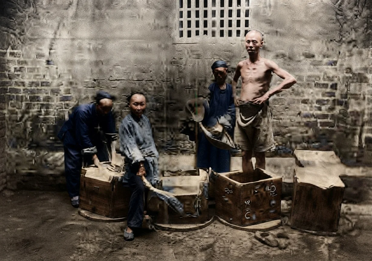 PACKING TEA FOR SHIPMENT, HANKOW, CHINA